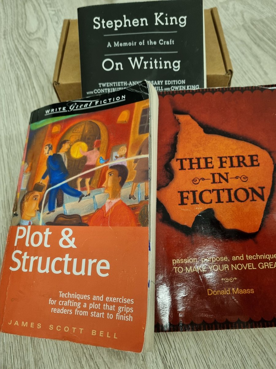 MartinGaedt's tweet photo. @thomas_dettling @HaraldLesch_ @LindnerLiane @froileinmueller @LuekenM @OlivHart @RZHannover @Stefan_Zeidler_ @KathrinBischoff @SilkeWSH @DrHolzwarth @PhilippKnauer2 Diese 3 📚 gerade im Urlaub gelesen für das Neuland, meinen 1. Roman zu schreiben nach 3 Sachbüchern. #OnWriting "book is boss. Stories are a discovery with jackhammer and toothbrush" #Plotandstructure "act first, explain later" #thefireinfiction "all stories are about change"🤩 https://t.co/cP4Qqn2MdK