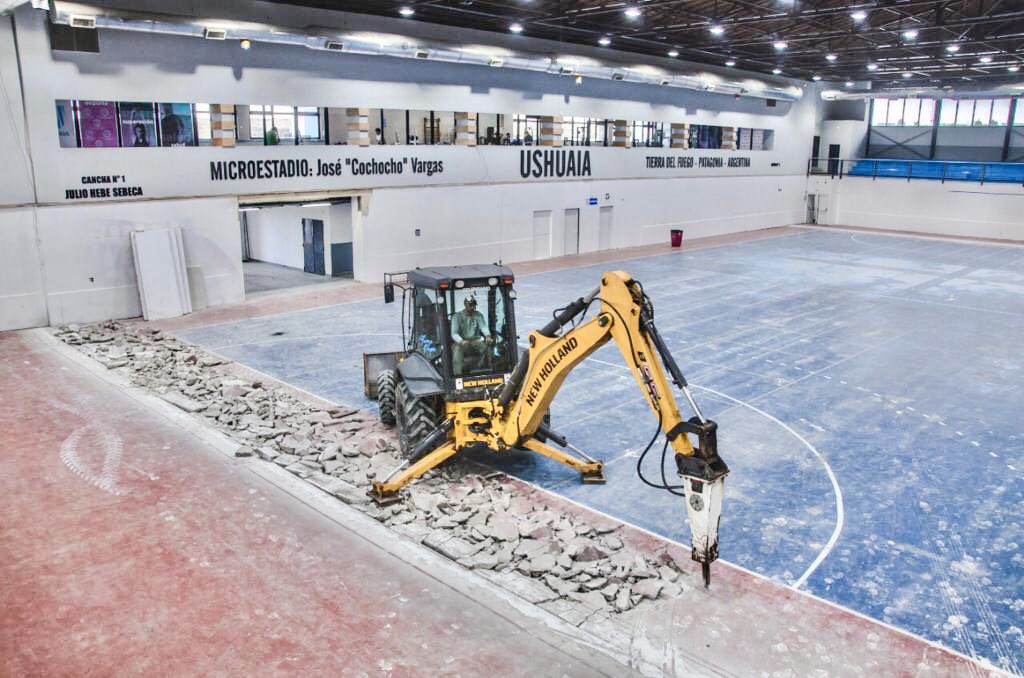 WalterVuotoTDF's tweet photo. Ya comenzamos con la obra de reparación del piso de la cancha del gimnasio Cochocho Vargas, un espacio muy importante para el desarrollo y crecimiento de las actividades deportivas de la ciudad. https://t.co/5N0d5XBhBL
