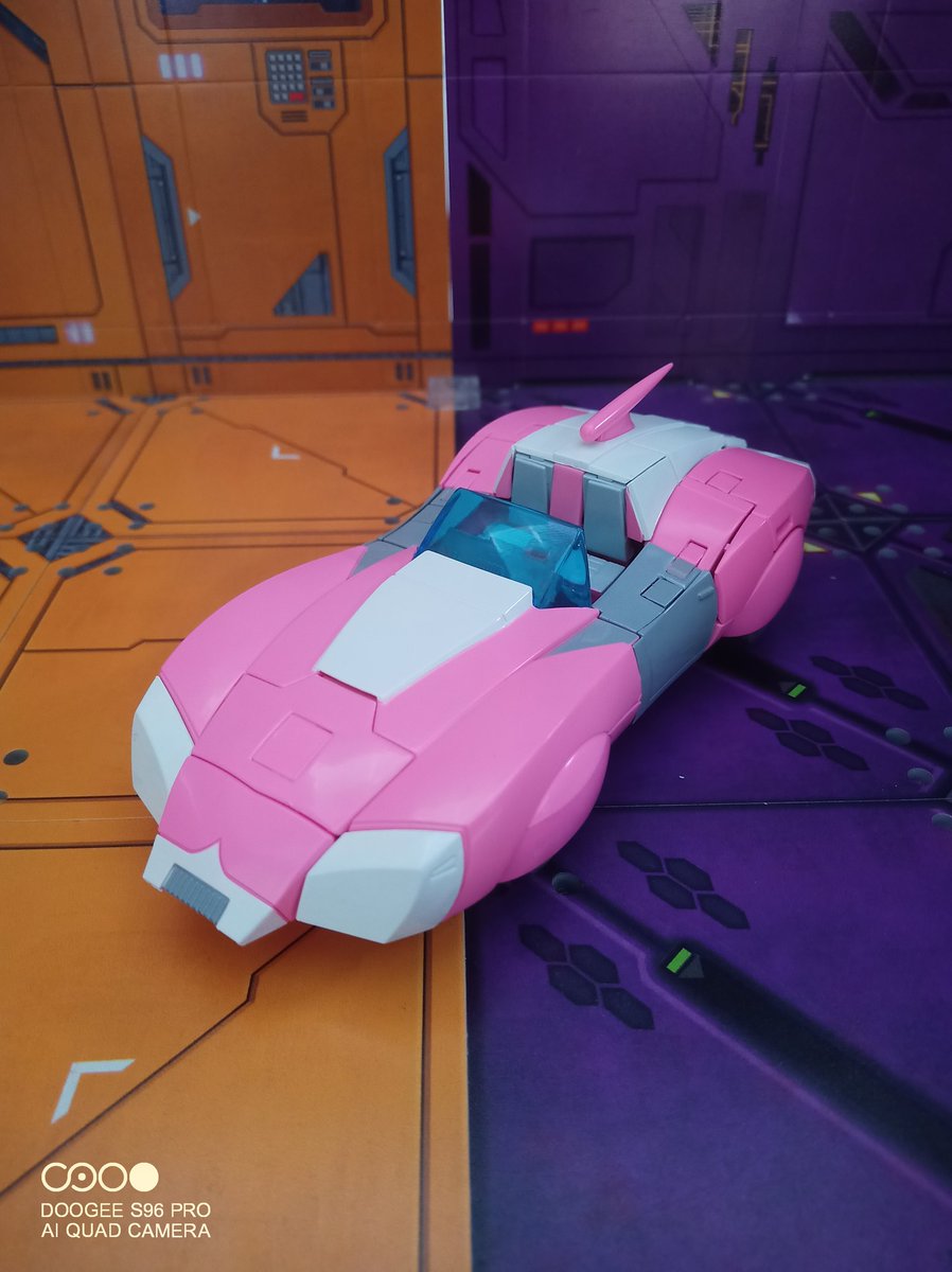 Kureigu8's tweet image. 2/5Altmode is solid looking and comes with the little spike arm that she used on junkion. #Transformers #Altmode #KO #Arcee #toyphotography