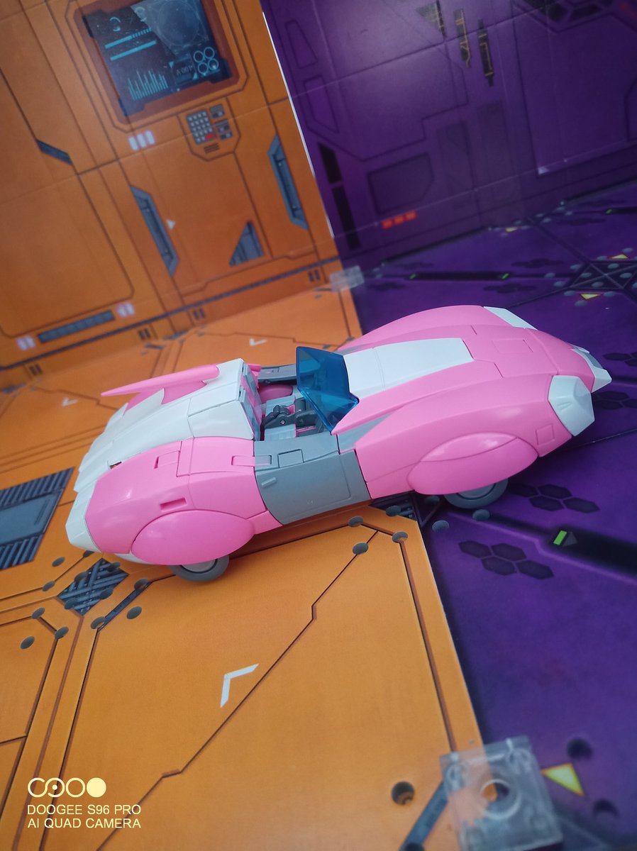 Kureigu8's tweet image. 2/5Altmode is solid looking and comes with the little spike arm that she used on junkion. #Transformers #Altmode #KO #Arcee #toyphotography