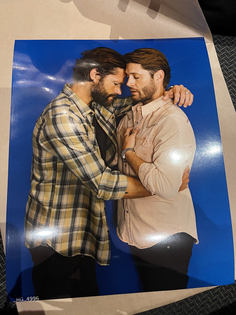 I. Am. DYING. A slow&amp;gloriously happy death. Join me in the barn,y'all!
(I asked them if they would be ok w re-enacting the barn scene forehead touch &amp; the alacrity with which they nearly jumped onto each other&amp; into the pose was extremely rewarding)❤️
#SPNTor #TorCon #TorCon2022