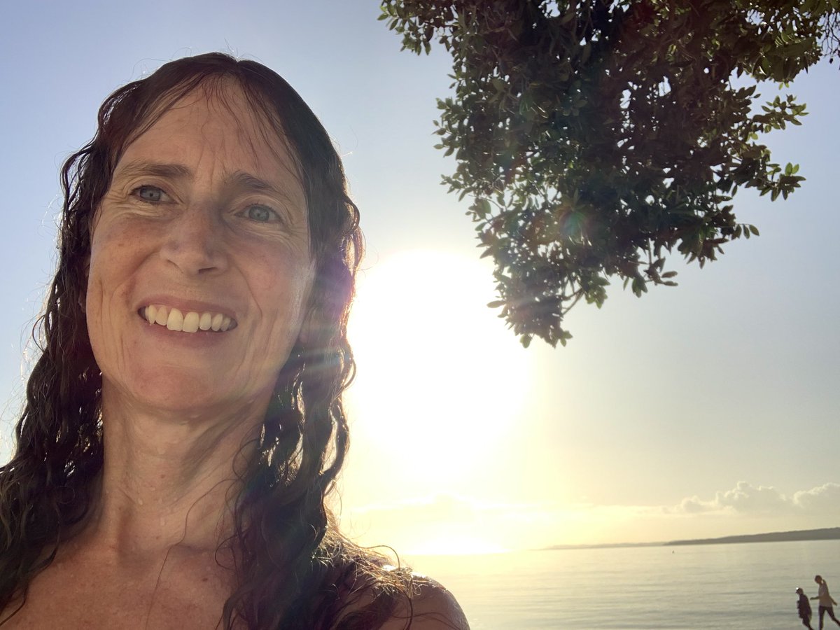 RCarlyleAuthor's tweet photo. I love it when a new month starts on a Monday ♥️. Such a great chance to turn over a new leaf! 🍃 I started my day with a run and a swim, now onto my dream job! I feel like Persephone let loose from Hades. #springgoddess 🌹🌸🌷🌼 https://t.co/QJ78oD61Pu