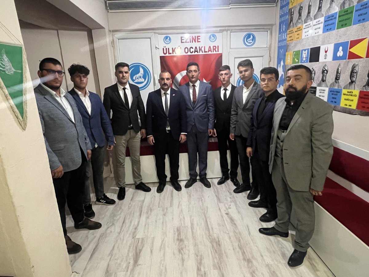Ülkü Ocakları Çanakkale İl Başkanımız Sayın Oğuzer AKGÜN il yöneticilerimiz ile birlikte Ezine Ülkü Ocaklarımızı ziyarette bulunup yapılan ve yapılması planlanan çalışmalar hakkında bilgi alarak emir ve talimatlarını ilettiler.