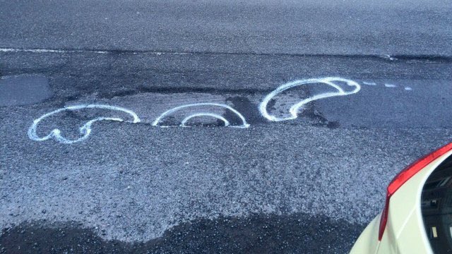 Au Royaume-Uni, un homme en avait tellement marre que les nids-de-poules de sa ville ne soient jamais réparés qu'il a sensibilisé le gouvernement à sa manière. Il dessinait des penis autour des nids-de-poule et signait «Wanksy». Ils ont tous été réparés.