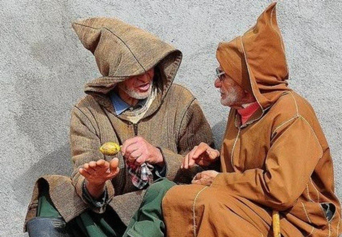 " ما أجملك، عندما لا تقوى على قول : " أعرف الموضوع " أو " سبق وأخبرتني ذلك " ..
ما أجملك، وأنت لا تحاول إخماد نبرة صوت أحدهم، وبهجته وحماسه، كأنك تسمعه للمرة الأولى .. وبذات الدهشة