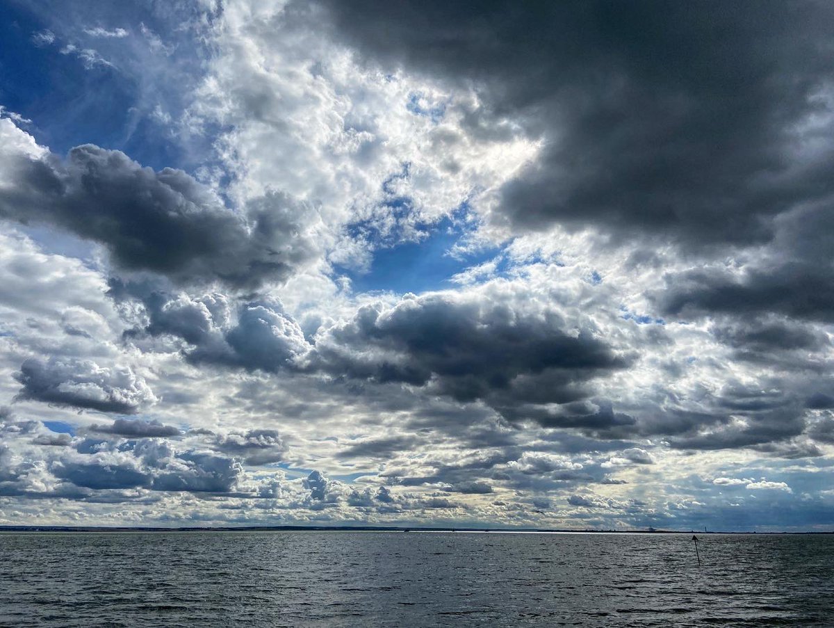 Dramatic skies on Southend seafront today. 

#southendonsea #southendseafront #dramaticskies #seascapes #cliffspavilion #thamesestuary #westcliffonsea