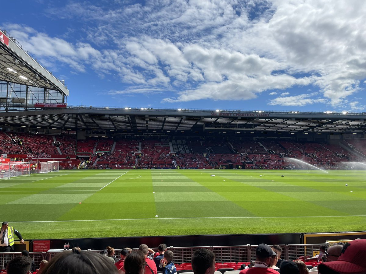 chloemay18x's tweet photo. What an amazing day it was❤️ My first game of many 🔴🔴 #mufc #MUNRAY https://t.co/jBB29F4h14