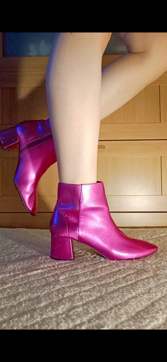 LittlecAsmr's tweet photo. My new #thrifted 🤑 boots that will look good in my wardrobe next to all my other pairs 😂 #Pink #metallicboots #bootsaddict #fashion #thriftfinds #feet #footlovers #ShoePlay https://t.co/B9h9R64rRm