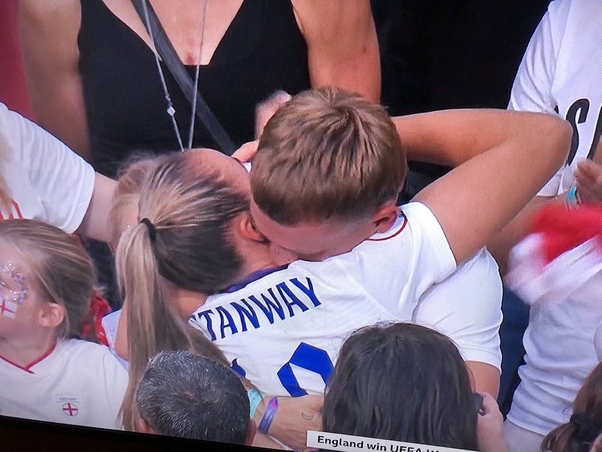 Lovely to see <a href="/Lionesses/">Lionesses</a> hero <a href="/StanwayGeorgia/">Georgia Stanway</a> with her partner <a href="/TOXIII/">Toulouse Olympique</a> fullback Olly Ashall-Bott after Wembley glory. What a couple! 😊💪🏾
