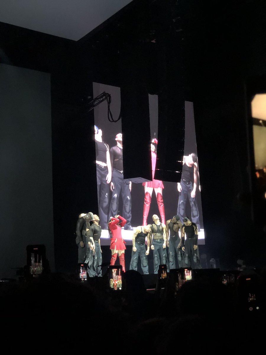 Me va a costar unas semanitas recuperarme de la resaca emocional que me ha dejado el concierto de Rosalía 🤧