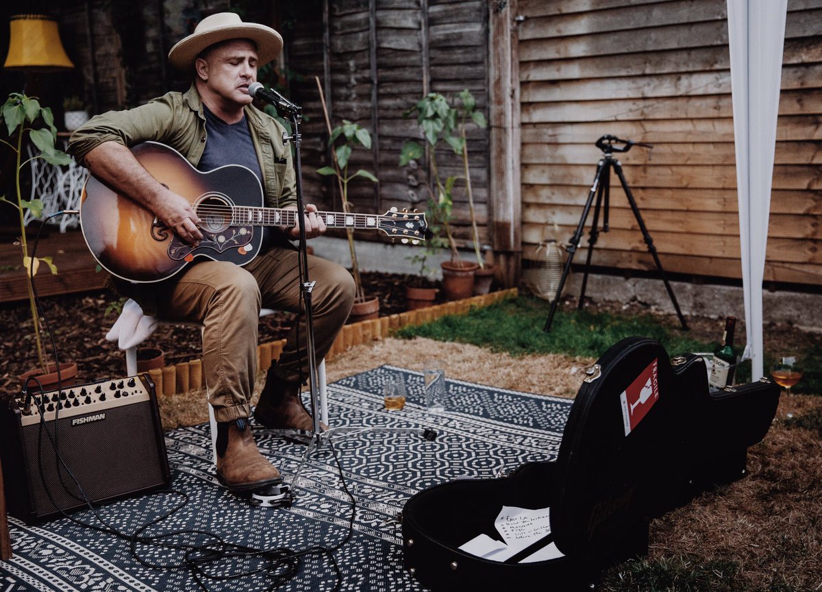 fleurneale's tweet photo. The indomitable troubadour that is @thewjmccarthy gave us quite the show last night in Chipperfield. It was so great to see him back performing in the UK after an extended absence due to the pandemic. There were good vibes a plenty 🤟#williammccarthy #billmccarthy #augustines https://t.co/ptOTNgVP8U