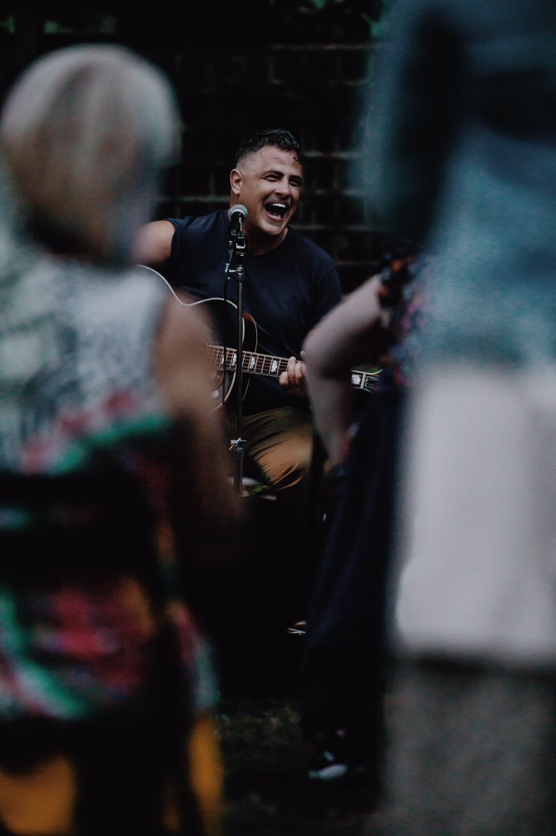 fleurneale's tweet photo. The indomitable troubadour that is @thewjmccarthy gave us quite the show last night in Chipperfield. It was so great to see him back performing in the UK after an extended absence due to the pandemic. There were good vibes a plenty 🤟#williammccarthy #billmccarthy #augustines https://t.co/ptOTNgVP8U