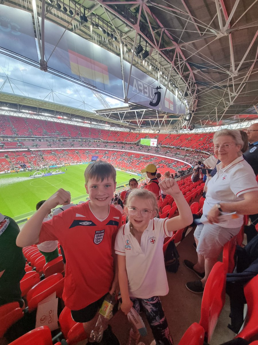 Rachel_Smurth's tweet photo. What a day! What a result! And to share such a fantastic experience with the family made it even more special #WEURO2022 🏴󠁧󠁢󠁥󠁮󠁧󠁿⚽️ https://t.co/XLspBwQEyL