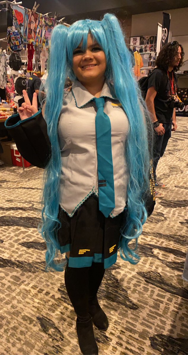 Mikalaleee's tweet photo. Went to an animecon here, this weekend! My daughter was #HatsuneMiku ✌🏽💙🫶🏽 #animecosplay https://t.co/BcgDGduNvD