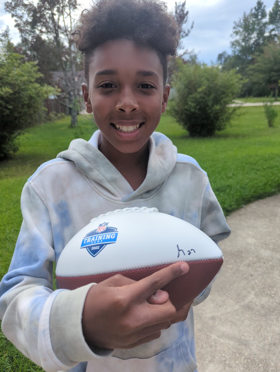 _les's tweet image. 🙏 for the autographs @taeetaylor ! That's me with the blinged out kid! My boys had a great time! #WhoDat