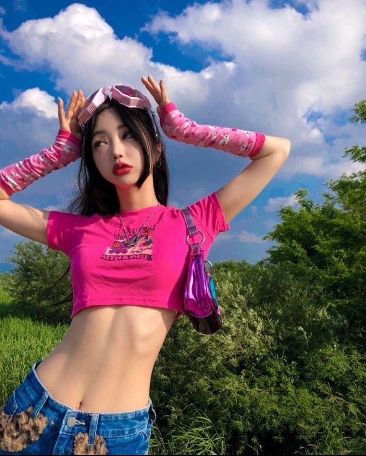 ultcoustic's tweet photo. ugh i almost binged again but I remember I have to look like this (pictures below!!) so I sat my ass back down to continue starving ( ˶ᵔᴗᵔ˶ )

#edtwt #thinspo #meanspo #bonespo #EdTwitter https://t.co/urotE2It78