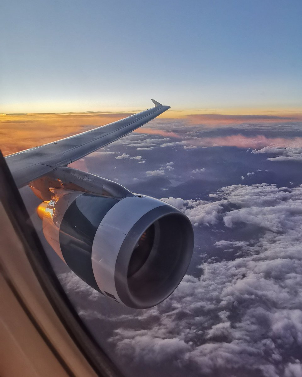 Sunset Cruising with @AerLingus to Corfú.
#avgeek #aviation #airbus #a320 #airtravel #airline #aerlingus #windowseat #wingview #holidays