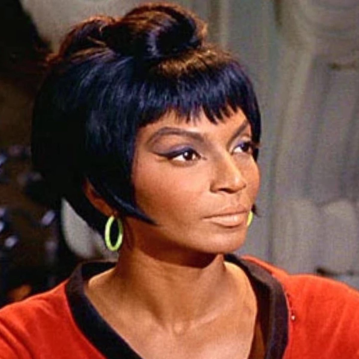 MagentaTrends's tweet photo. So  sad, my all time hero #nichellenichols  / Lt. Uhura in Star Trek has passed away ages 89. RIP Ms. Nichols, I watched you as a child in awe….. wanted to be you when I grew up ! Thank you for paving the way for so many black women actresses. Your courage was everything 💔 https://t.co/It3ab0BPHs