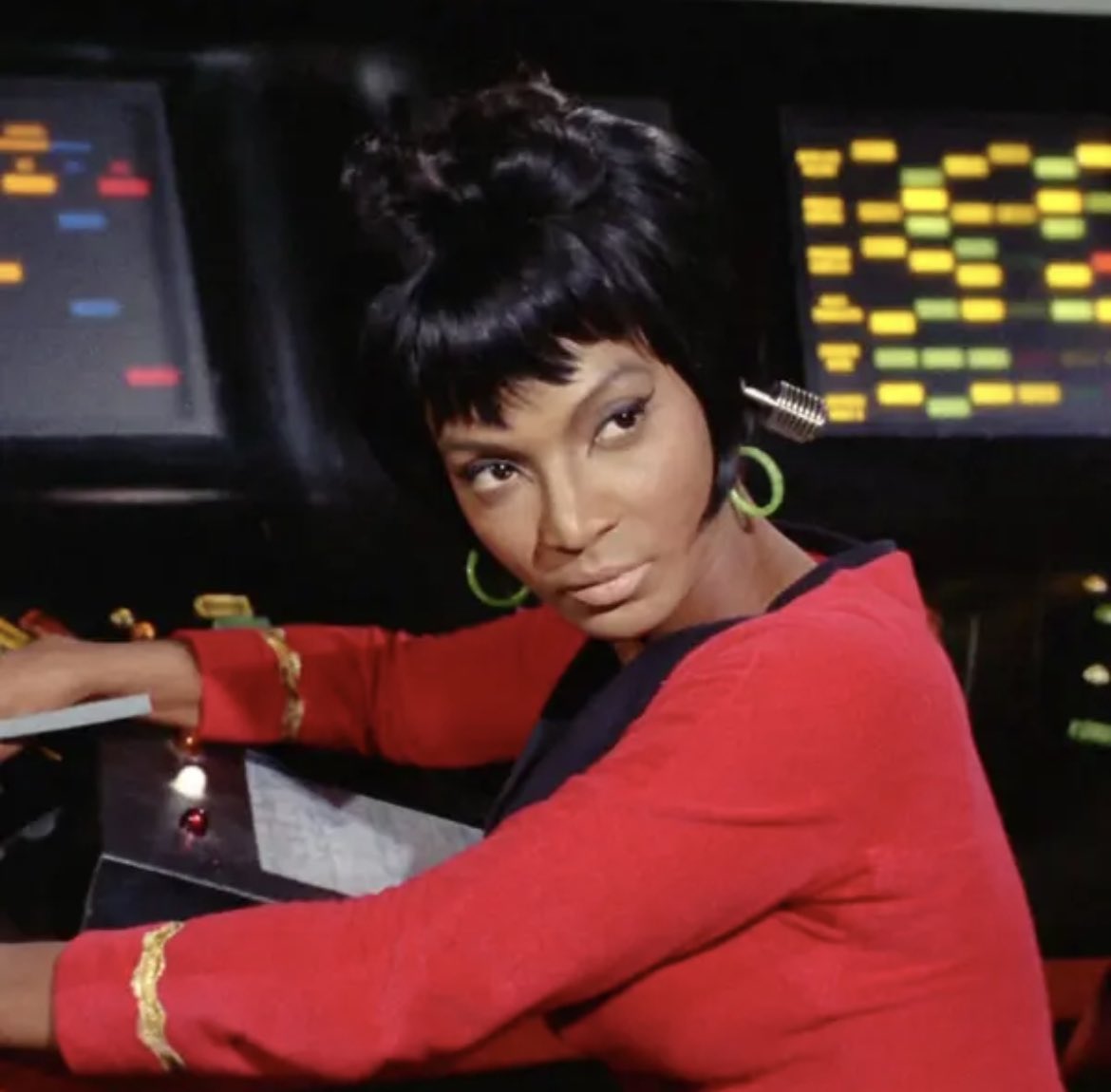 TheLonePariah's tweet photo. Lieutenant Uhura died. I always thought she was one of the most beautiful women who ever lived. https://t.co/OA3OZqVILK