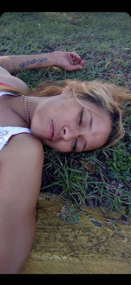 arelatierna's tweet photo. Está joven hace 2hr la hallaron tirada en la Av cerca de centro industrial los Pino en distrito caroni en lo que va de un mes tres mujeres jóvenes se ha visto en estás condiciones esto no puede ser ignorado https://t.co/qDYdonZahb