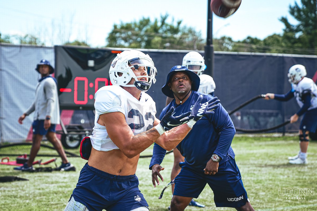 UConnFootball's tweet photo. Day 3️⃣

📸📸📸

#HuskyRevolution | #TrainingCamp22 https://t.co/Mb5LIswHIM