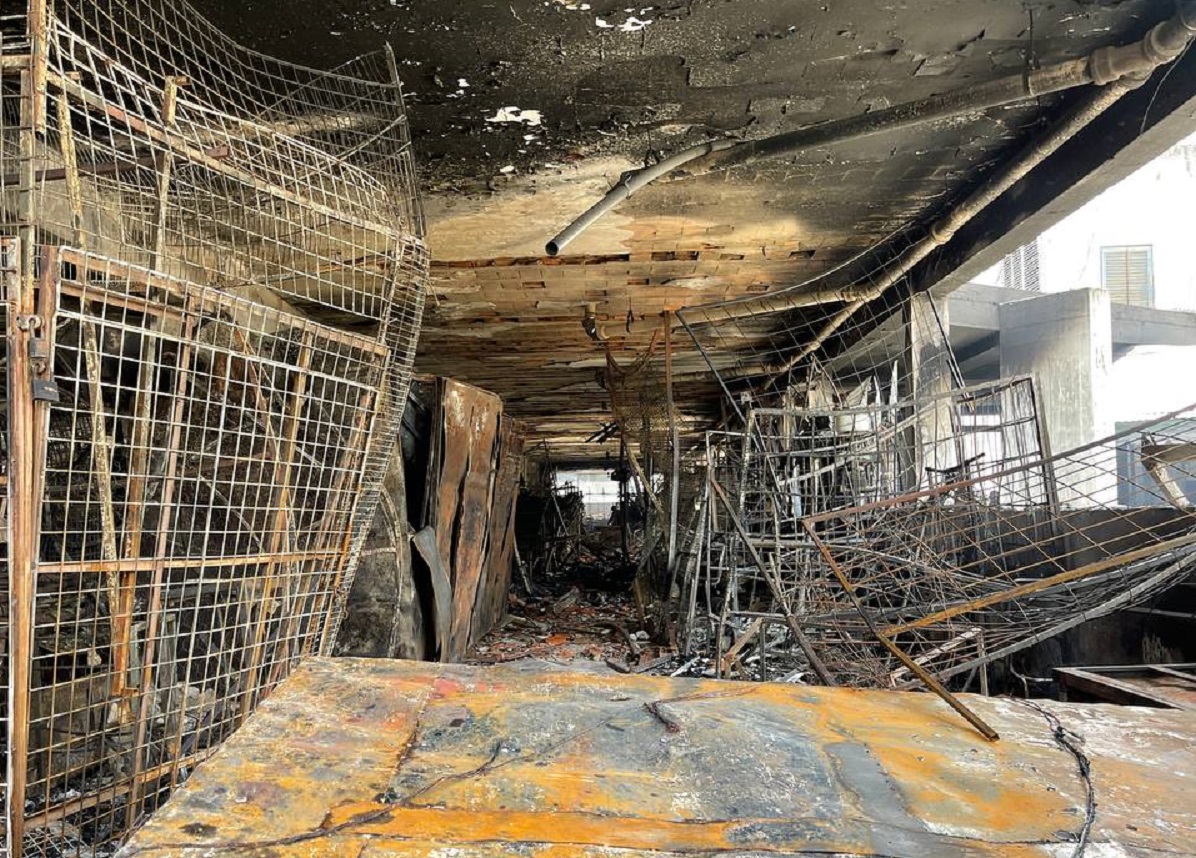 el_carabobeno's tweet photo. Incendio acabó con más de 250 comercios en Mercado de los Corotos de Caracas https://t.co/cLwv2Hj5Mf https://t.co/Ycq1uBme5O