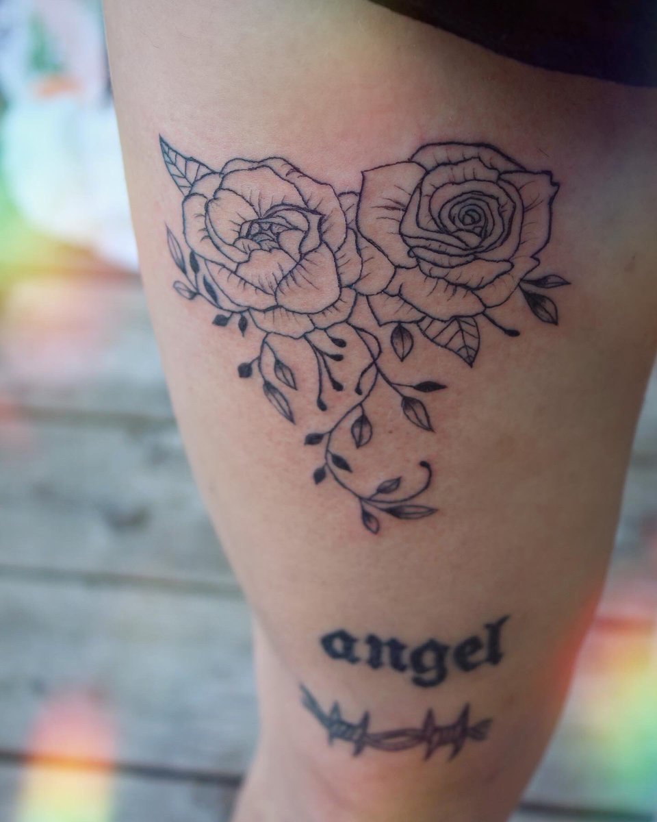 angelface_art's tweet photo. Second piece done on myself ๐ฅน๐ค๐น
Canโt wait to add colour to this bad boyyy! ๐ซถ๐ป
#tattoopractice #intenzeink #tattooprogress #rosetattoos #flowertattoos #thightattoo https://t.co/8i2LpNMZIx
