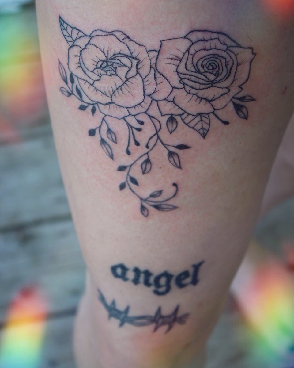 angelface_art's tweet photo. Second piece done on myself ๐ฅน๐ค๐น
Canโt wait to add colour to this bad boyyy! ๐ซถ๐ป
#tattoopractice #intenzeink #tattooprogress #rosetattoos #flowertattoos #thightattoo https://t.co/8i2LpNMZIx