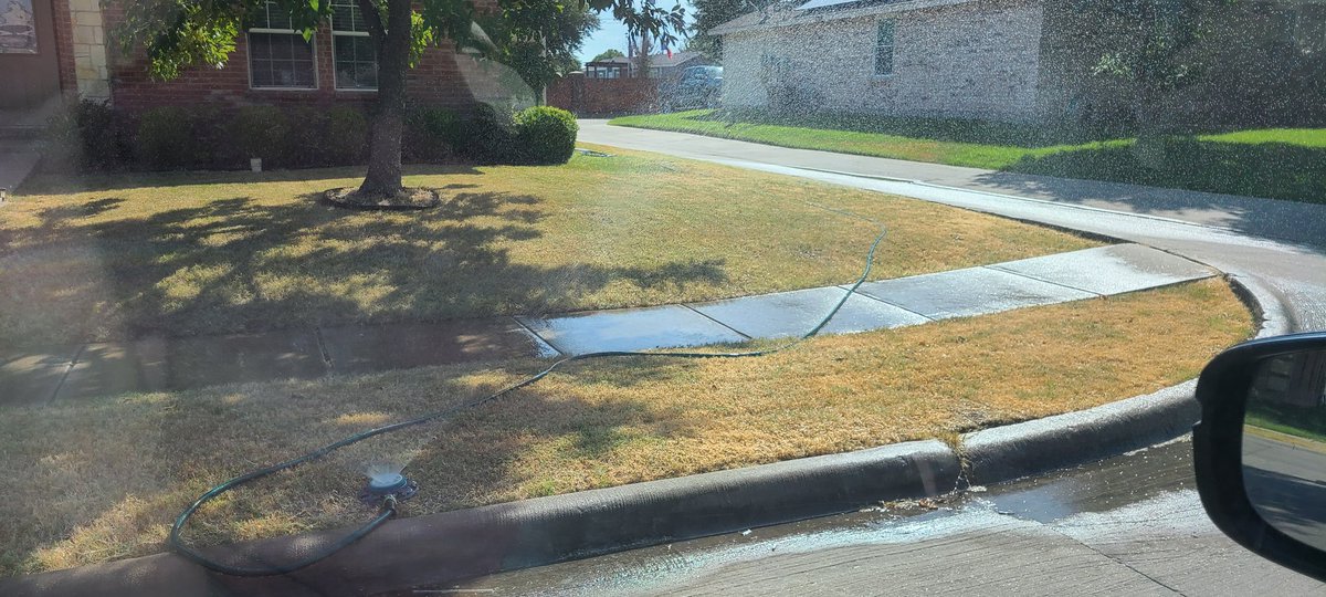 dekanfrus's tweet photo. Please don't do this. Your sidewalk won't grow... Such a waste and contributes to the current water shortage. https://t.co/xfVvVjokf3