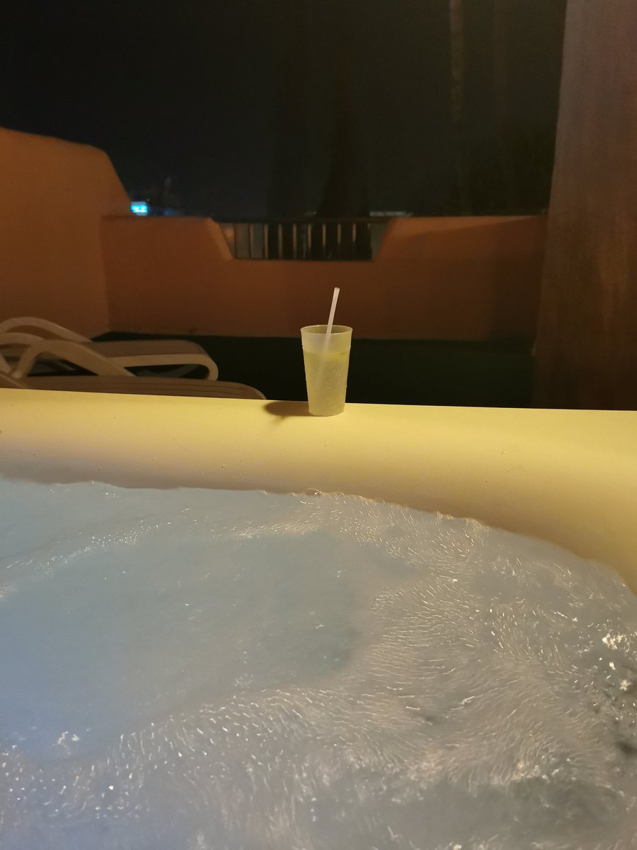 Gin tonic lemonka lód jacuzzi sądzę że wieczór niedzielny jest ok... #Tenerife