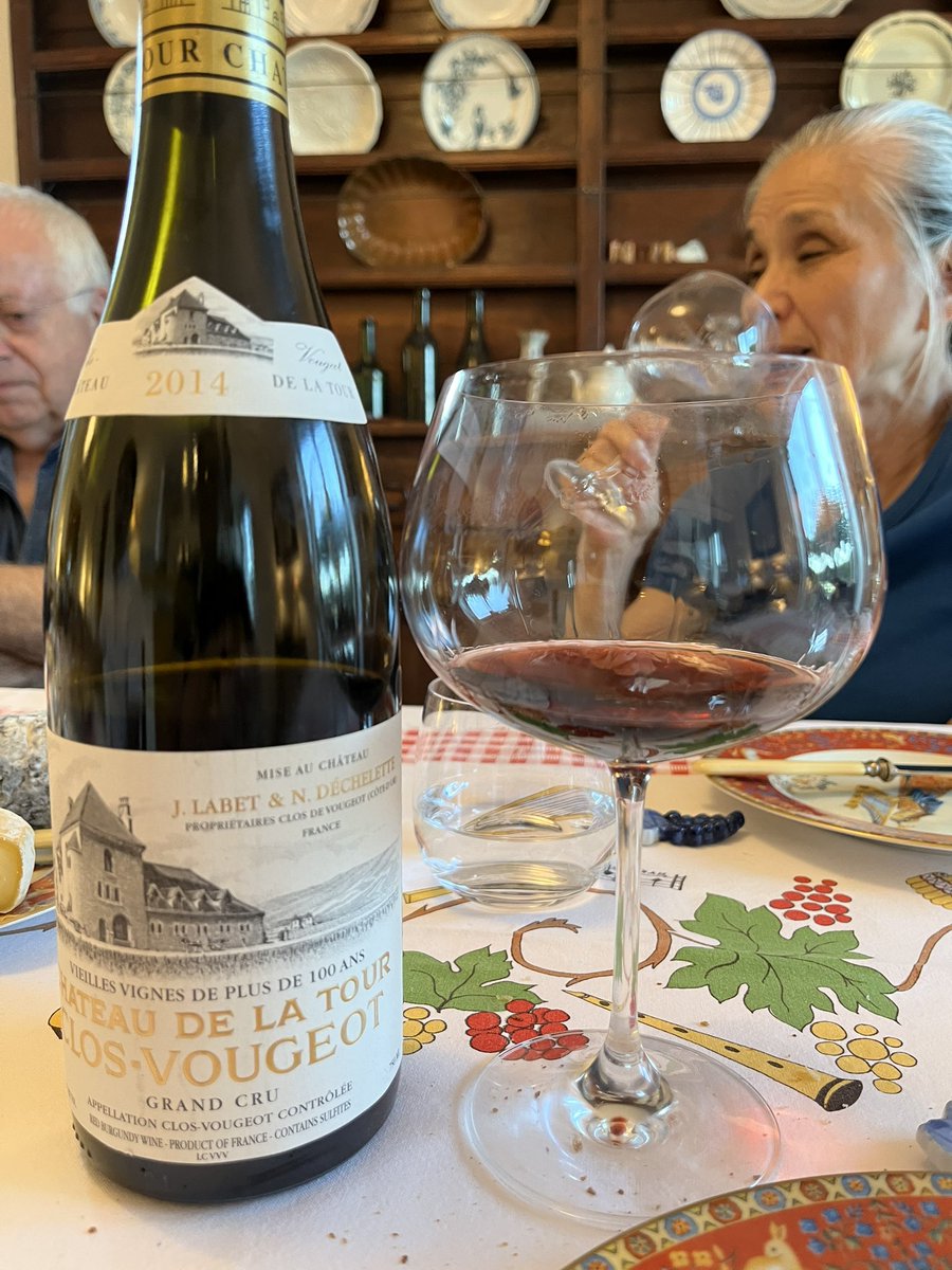 cellar_likaman's tweet photo. フランスに住む叔父さんと叔母さんのシャンボールミュジニーにある別荘を初訪問。良いブルゴーニュを飲ませて頂いた。メロンとアルザスのゲヴェルツも最高😊 #戸塚真弓 #JeanRobertPitte https://t.co/3G5PdAp4Vh
