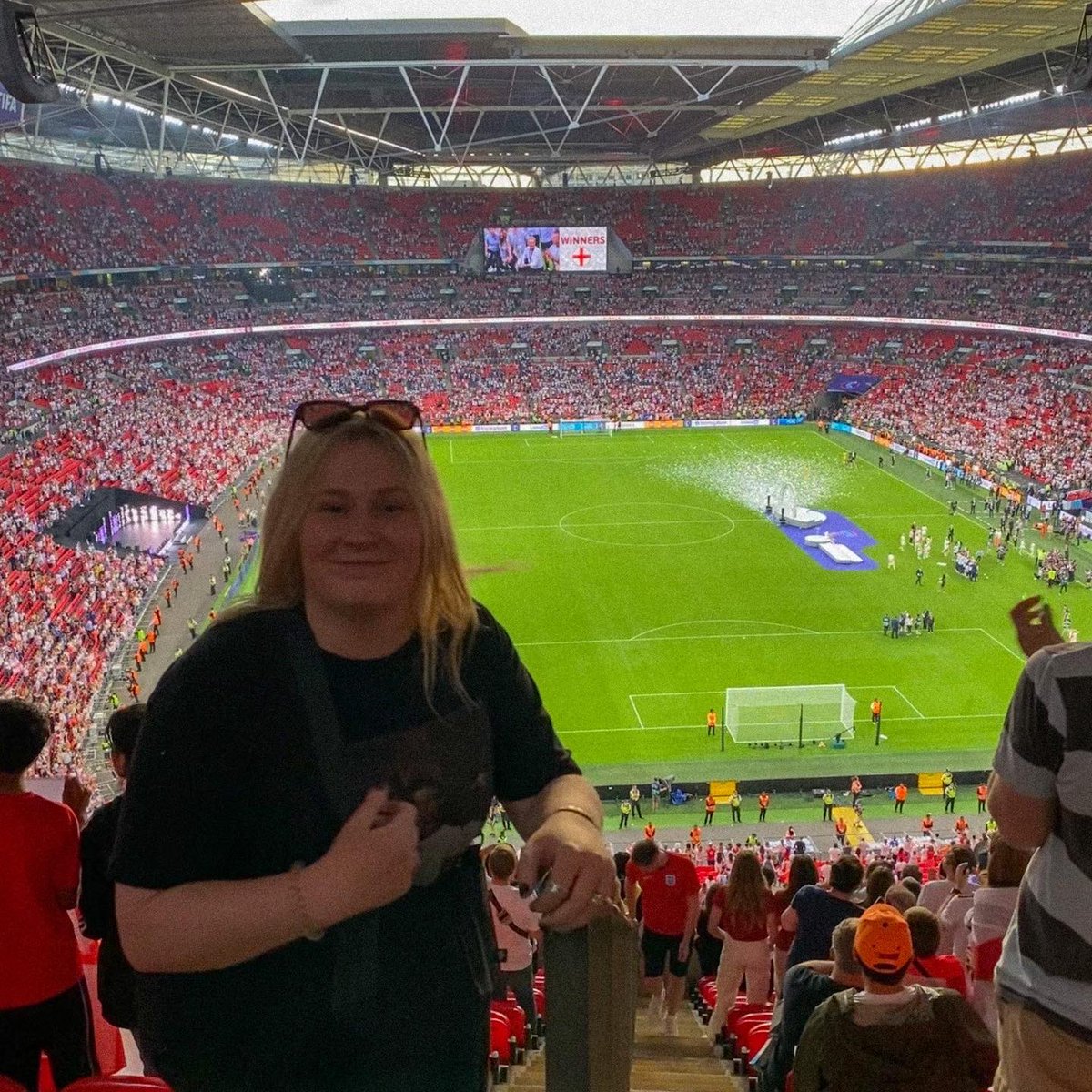 aimeetosh_'s tweet photo. What a night🏴󠁧󠁢󠁥󠁮󠁧󠁿 

@Lionesses hats off to you. And, thanks for showing little girls around the country that we can enjoy and play football without discrimination &amp; prejudice❤️ https://t.co/4qGXSQC8UJ