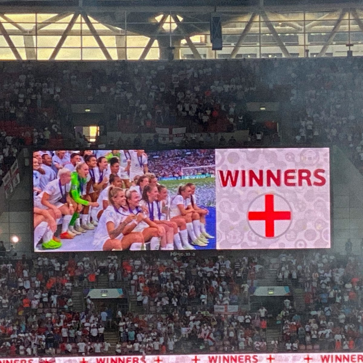 What a night🏴󠁧󠁢󠁥󠁮󠁧󠁿 

<a href="/Lionesses/">Lionesses</a> hats off to you. And, thanks for showing little girls around the country that we can enjoy and play football without discrimination &amp; prejudice❤️