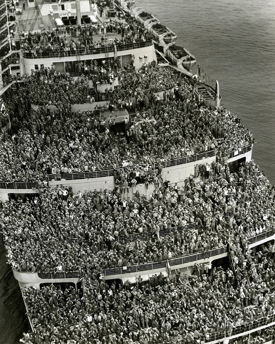 asimighty's tweet photo. #QueenElizabethship bringing #American #troops back to #NewYork harbor after V-Day, 1945 https://t.co/O3zMRGvkoQ
