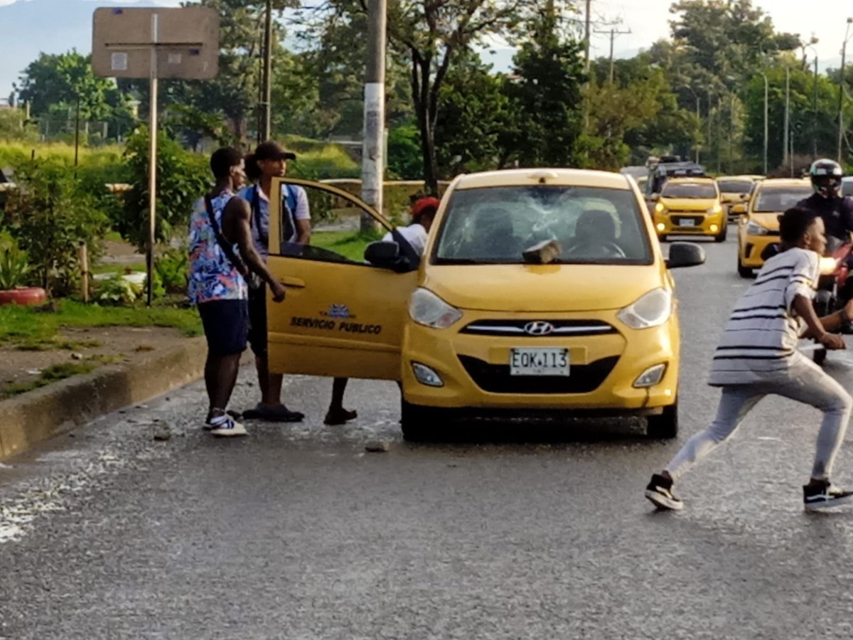 Caracol_Cali's tweet photo. #ReporteCiudadano | Denuncian que en el sector de Charco Azul, oriente de Cali, están utilizando la modalidad de atacar a los taxistas lanzando piedras a los parabrisas, para luego hurtarlos 👇 https://t.co/hS7jbFaQrV