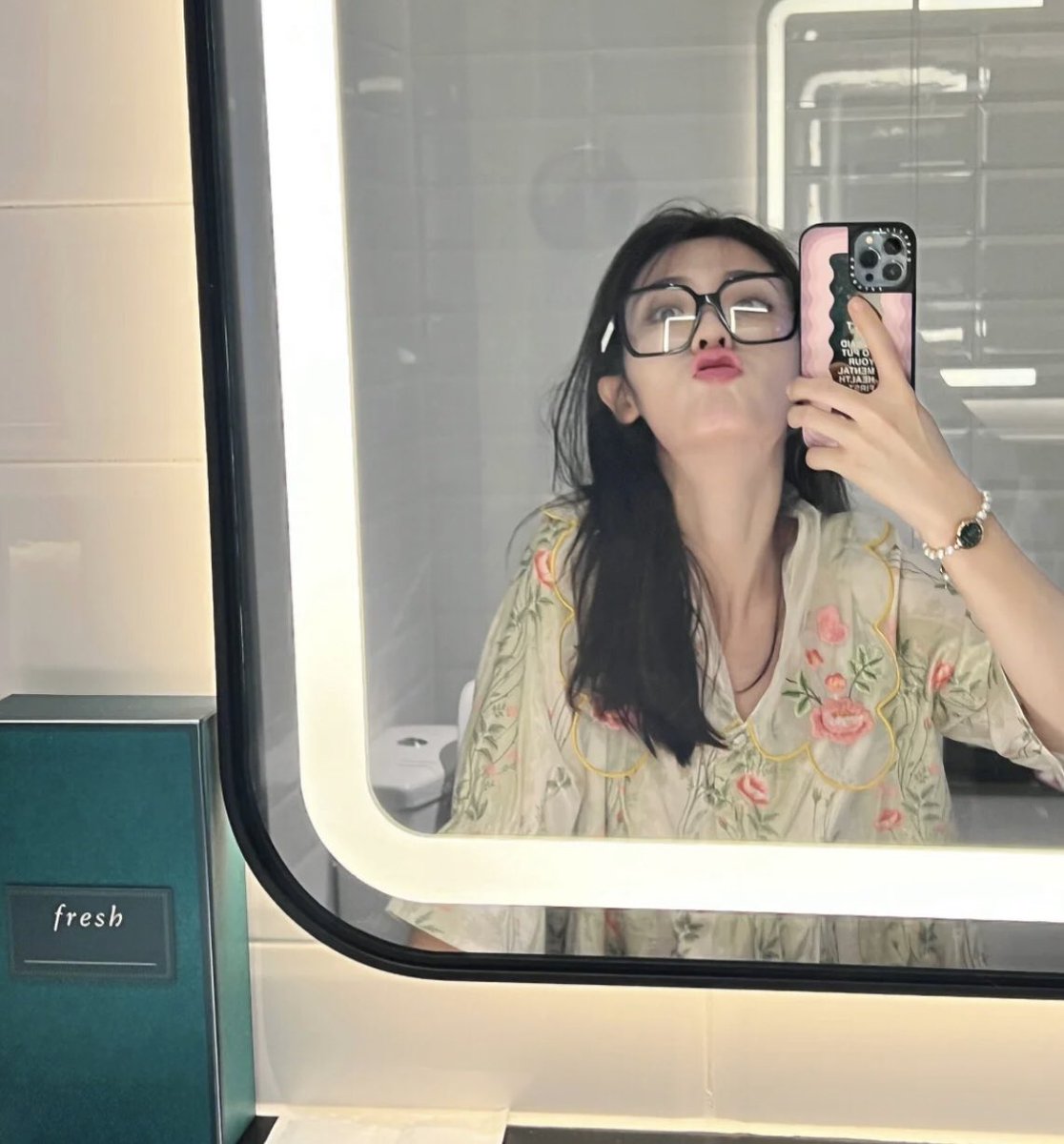 XingFei_Ph's tweet photo. #XingFei Xiaohongshu Update!🥰
Caption: say goodbye to july and say hi to august
#邢菲 https://t.co/b1FMyNMeCo