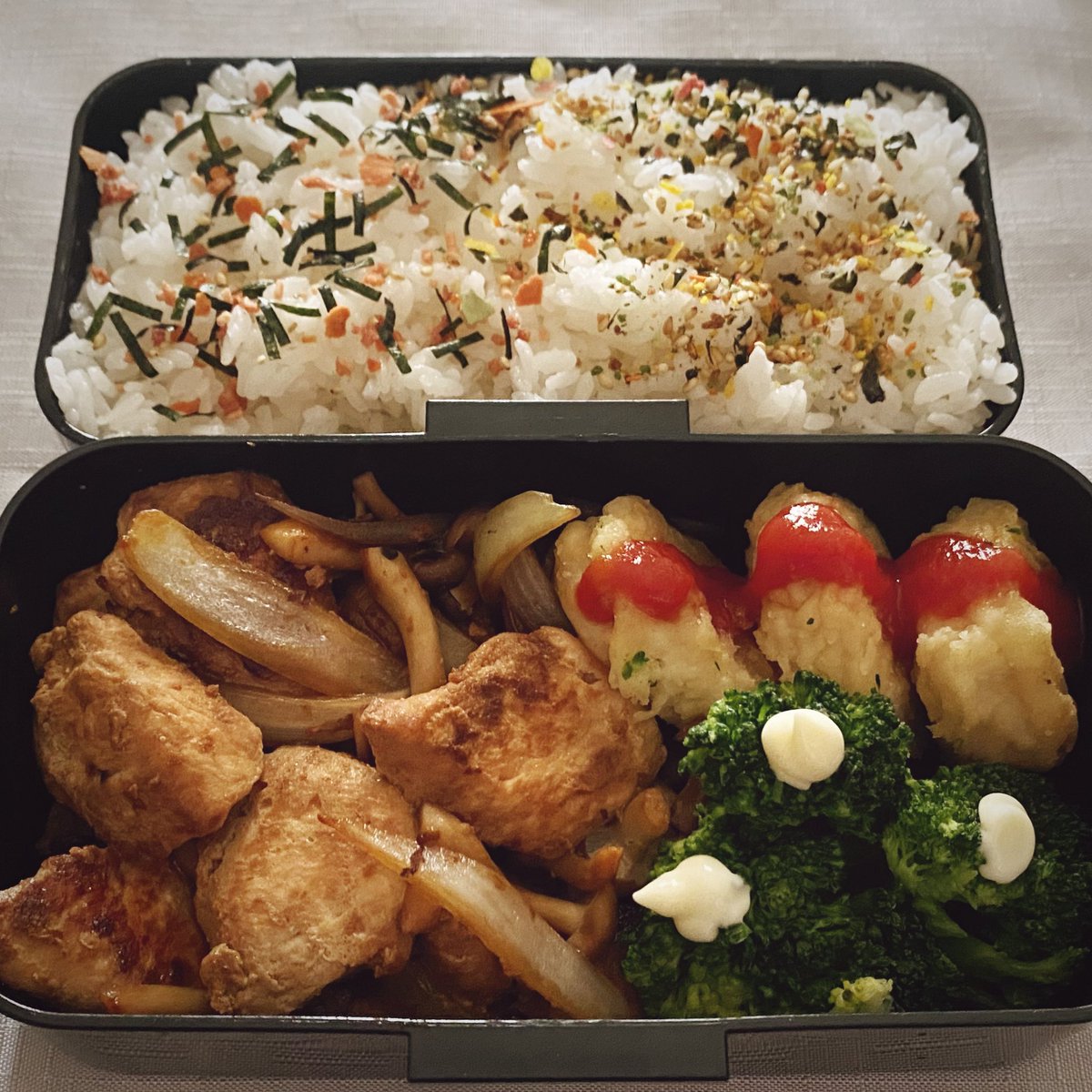 shooooonosu's tweet photo. 153回目弁当。
ドラゴンズはここにきて同一カード3連勝。応援チームが勝つのはうれしいですね。勝った時だけハイライトを見てしまいますლ(╹◡╹ლ)
#鶏むねみそ野菜炒め
#チキンナゲット
#お弁当記録 https://t.co/4zBVMDOL2H