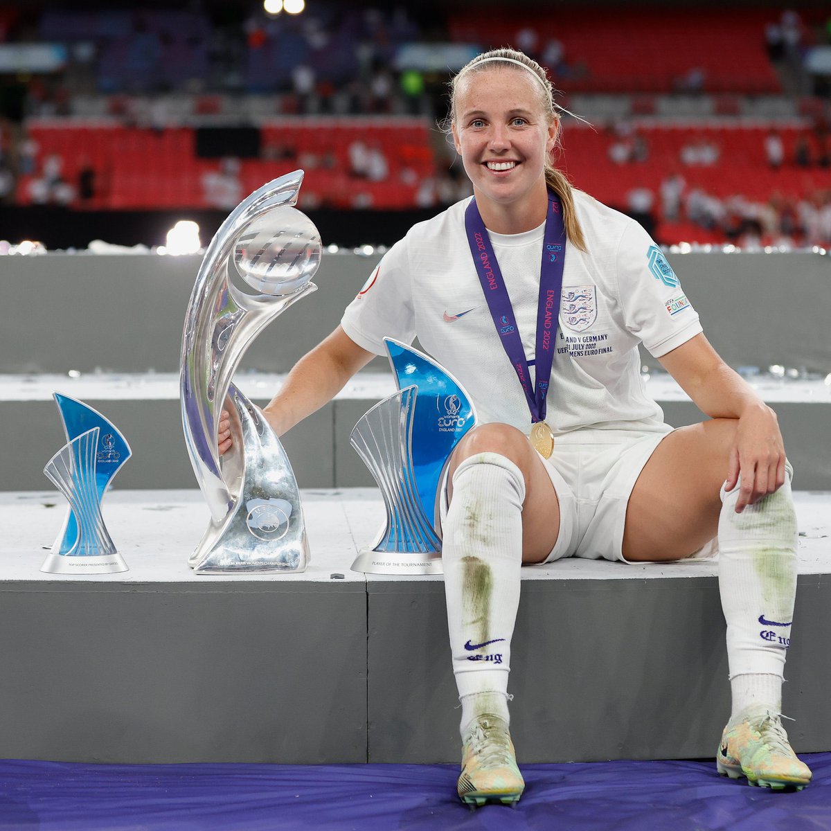 Top-scorer (6 goals) ✅
Top-assister (4 assists) ✅
Player of the Tournament ✅
2022 Women’s European Championship winner ✅

Arsenal’s very own, Beth Mead. ❤️ #afc