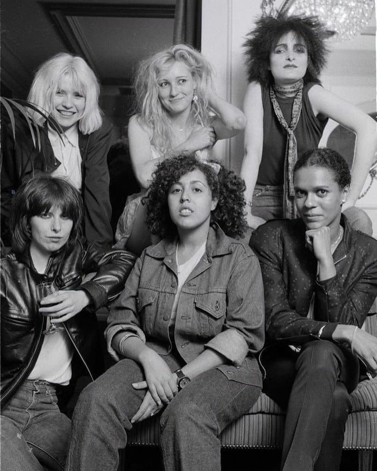 PunkRockStory's tweet photo. 42 years ago
Ladies Tea Party – Debbie Harry of Blondie, Viv Albertine of The Slits, Siouxsie Sioux, Chrissie Hynde of The Pretenders, Poly Styrene of X-Ray Spex and Pauline Black of The Selector (clockwise left to right) London, August 1980. Photo by Michael Putland
#womenofpunk https://t.co/B2P2Ijf37I