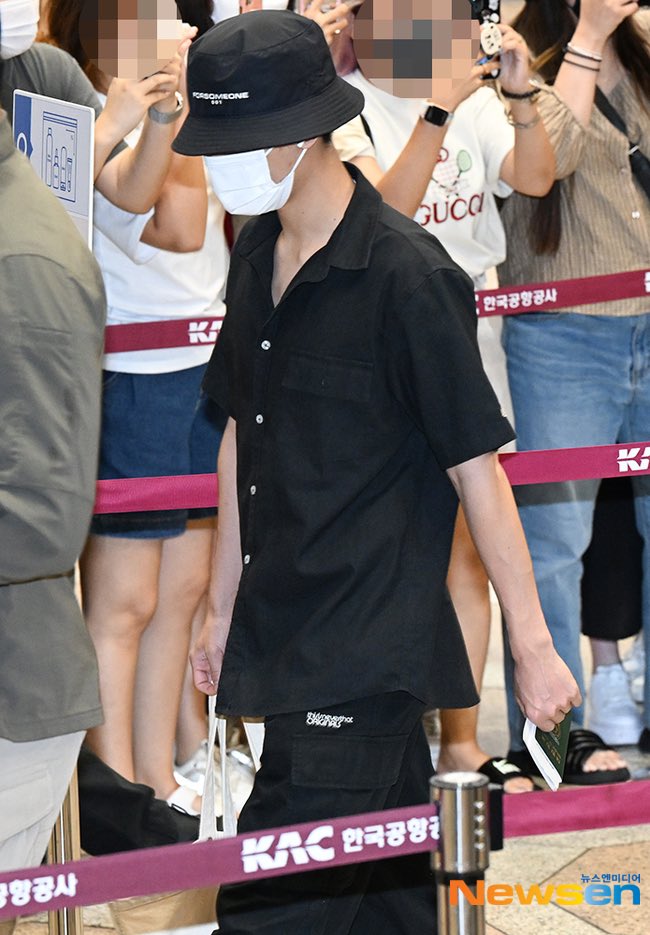 sm_nctmx's tweet photo. [PRENSA] 010822 #TAEIL en el Aeropuerto Internacional de Gimpo camino a Japón para NCTzen 127-JAPAN Meeting 2022 'School 127'
#NCT #NCT127 https://t.co/DYT4v4Zbn7