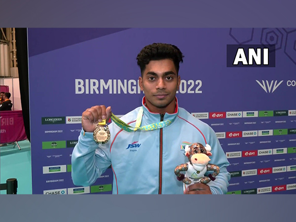 NewsStateBRJH's tweet photo. #CommonwealthGames2022: पिता की मौत भी नहीं तोड़ पाई अचिंता शुली की हिम्मत, गुदड़ी के लाल ने बर्मिंघम में भारत को दिलाया सोना.

#Anchitshuli #weightlifting #NewsStateBiharJharkhand https://t.co/fVzh3g6q5n