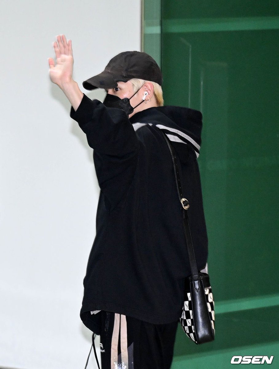 sm_nctmx's tweet photo. [PRENSA] 010822 #TAEYONG en el Aeropuerto Internacional de Gimpo camino a Japón para NCTzen 127-JAPAN Meeting 2022 'School 127'
#NCT #NCT127 https://t.co/kVSTr782CE