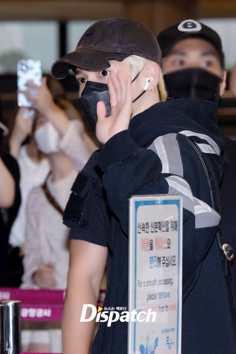 sm_nctmx's tweet photo. [PRENSA] 010822 #TAEYONG en el Aeropuerto Internacional de Gimpo camino a Japón para NCTzen 127-JAPAN Meeting 2022 'School 127'
#NCT #NCT127 https://t.co/kVSTr782CE