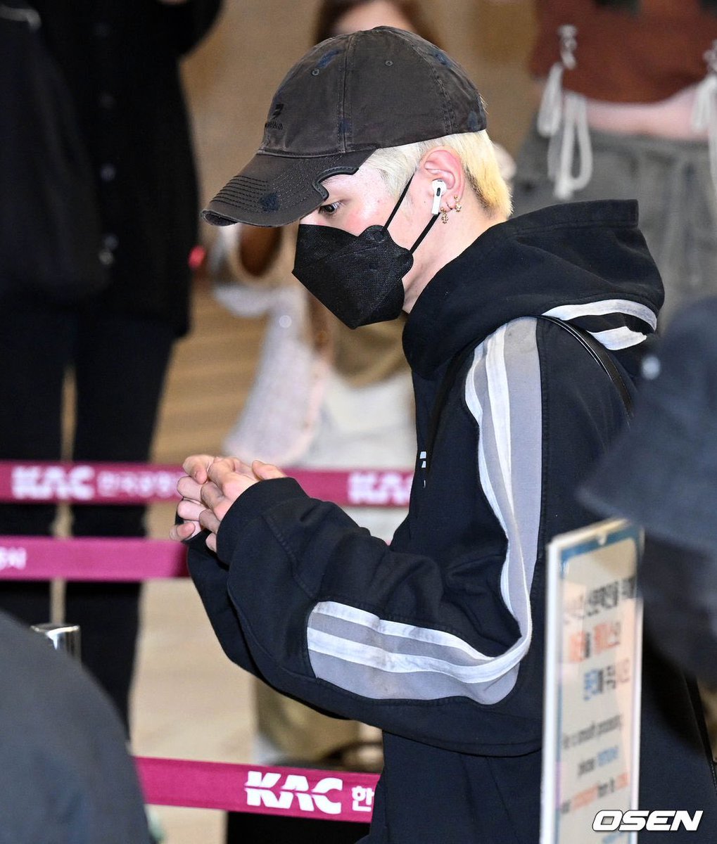 sm_nctmx's tweet photo. [PRENSA] 010822 #TAEYONG en el Aeropuerto Internacional de Gimpo camino a Japón para NCTzen 127-JAPAN Meeting 2022 'School 127'
#NCT #NCT127 https://t.co/kVSTr782CE
