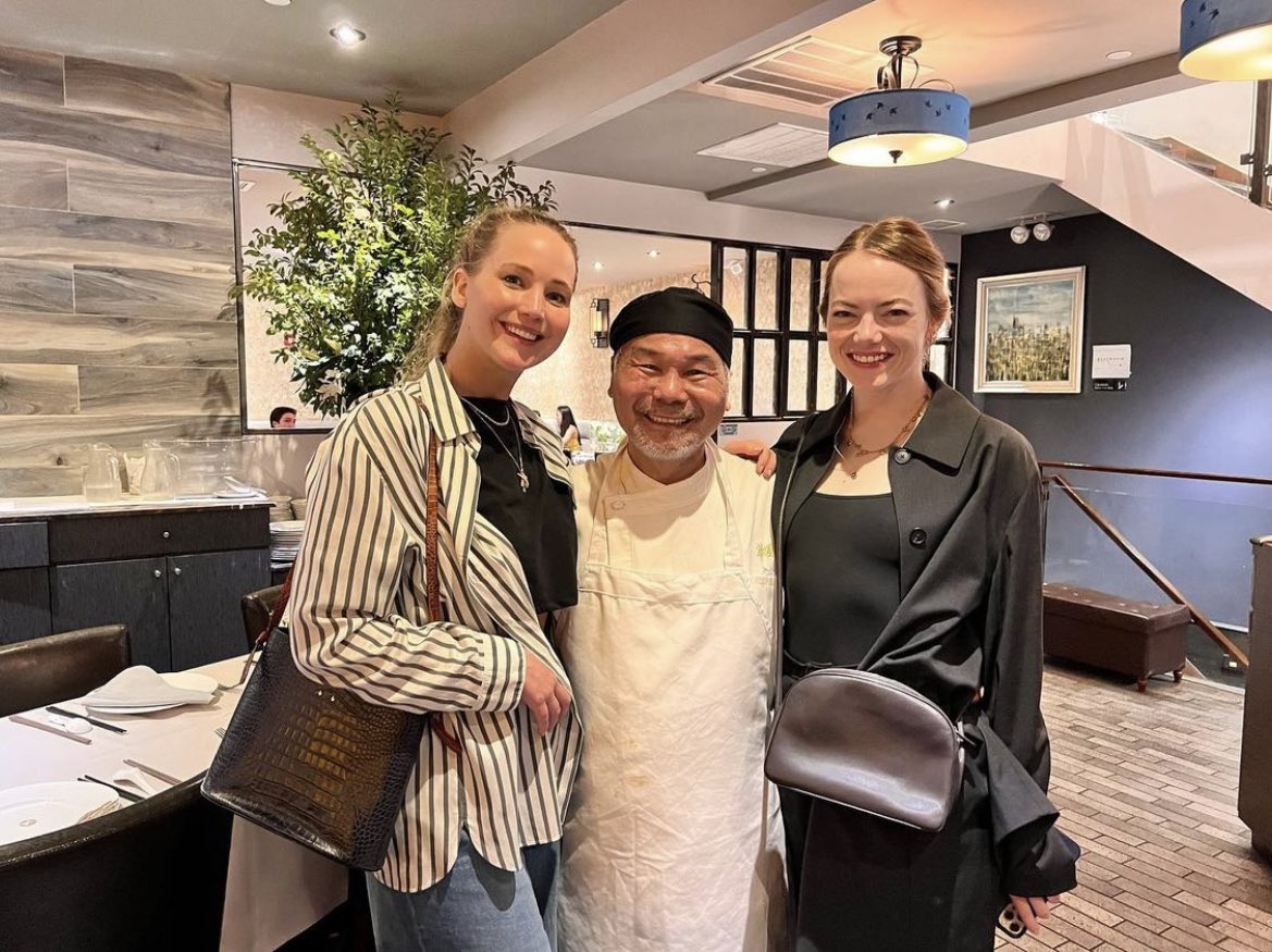 JenLawrence_BR's tweet photo. Jennifer Lawrence e Emma Stone em um restaurante em Nova York neste domingo (31) https://t.co/jzM1X8QNDC