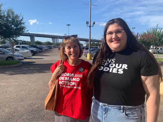 moderatemama's tweet photo. I told @0liviajulianna meeting her tonight was bigger than meeting @BarbraStreisand. I mean....this @momsdemand volunteer in Houston was FLOORED. #KeepGoing!! #BansOffOurBodies https://t.co/kL4VdCELYh