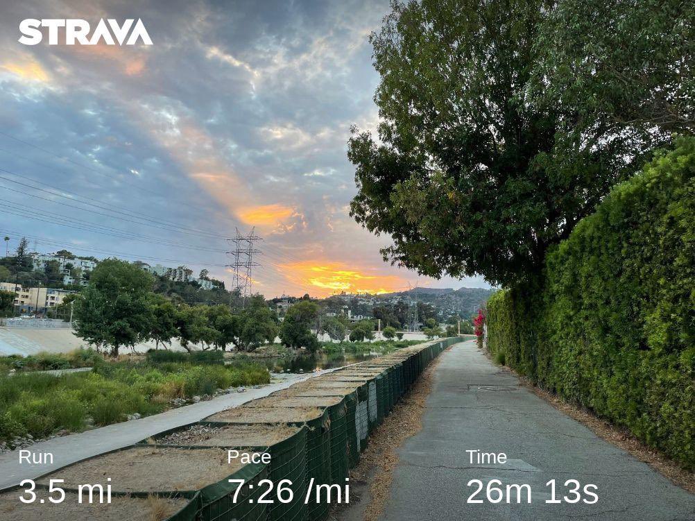 benito_barco's tweet photo. Sunset run #50ktraining #running #losangeles https://t.co/xaEe6VoG5w