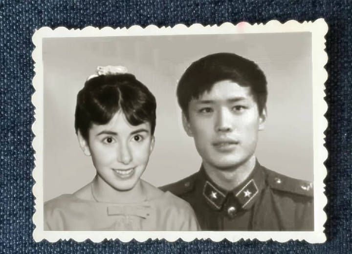Jiabang1's tweet photo. 佩洛西窜访目的被发现了，千万里千万里飞跃半个地球来泡你，在一起。大戏之俩猪脚。😅 https://t.co/9wyknlGPCu