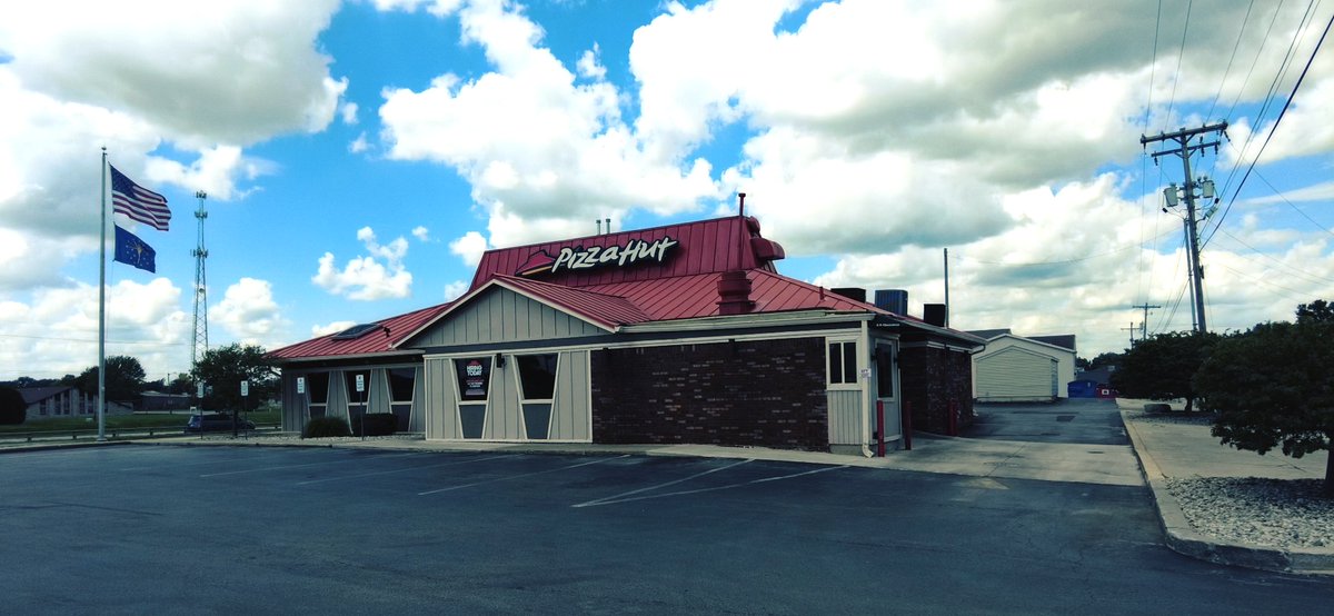 SwankProf's tweet photo. Kokomo Indiana is home to two classic red roof Pizza Huts! #pizzahut #classicdesign #redroof #80s #90s #pizzeria #stuffcrust #fastfood #retail #americana #kokomo #indiana #retro #pizza #redglass #thehut #redhut https://t.co/Kui0Y4bm8a