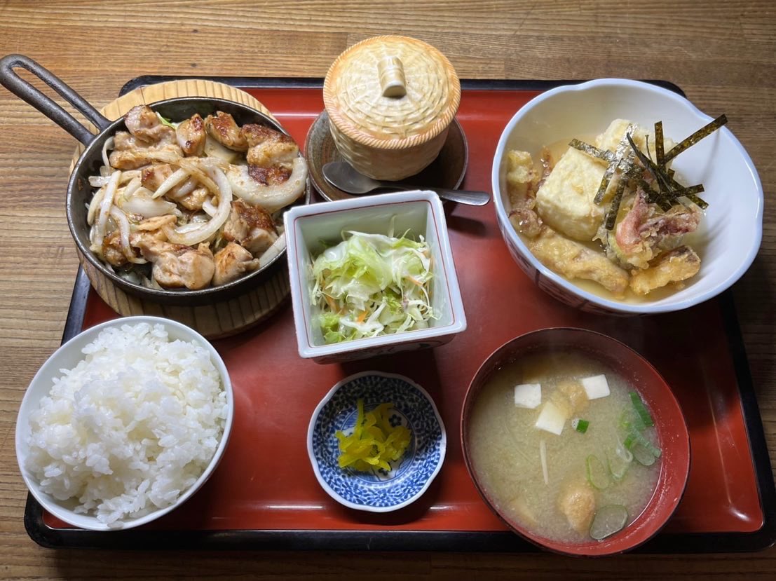 なにわや 本日のお昼限定の日替わりランチです 日替わりランチ 熊本市グルメ 熊本東区グルメ 熊本東区ランチ 熊本市ランチ なにわや 居酒屋 熊本市東区日替わりランチ 若鶏鉄板焼き 魚と豆腐の揚げ出し T Co 668ottxkkf Twitter